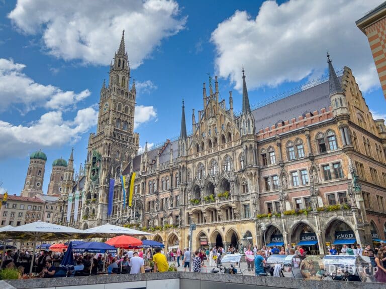 Muenchen Marienplatz neues Rathaus