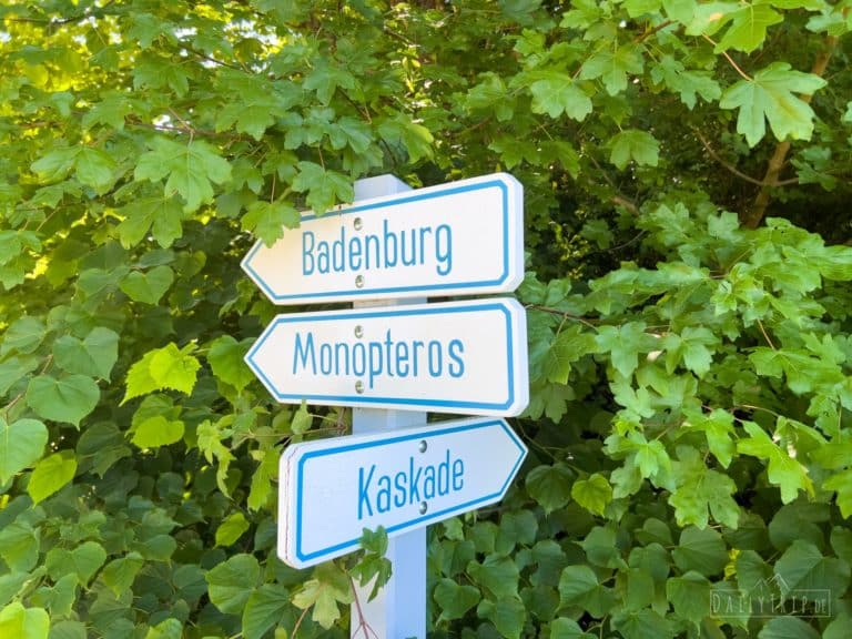 Schlosspark Nymphenburg Muenchen Wegweiser